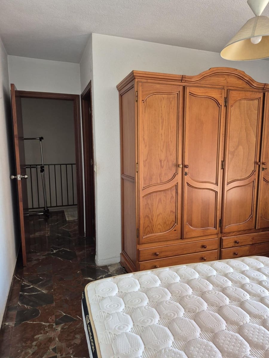 Apartamento de 4 habitaciones en Granada ciudad en venta con garaje - 218.000 € (Ref: 9814507)