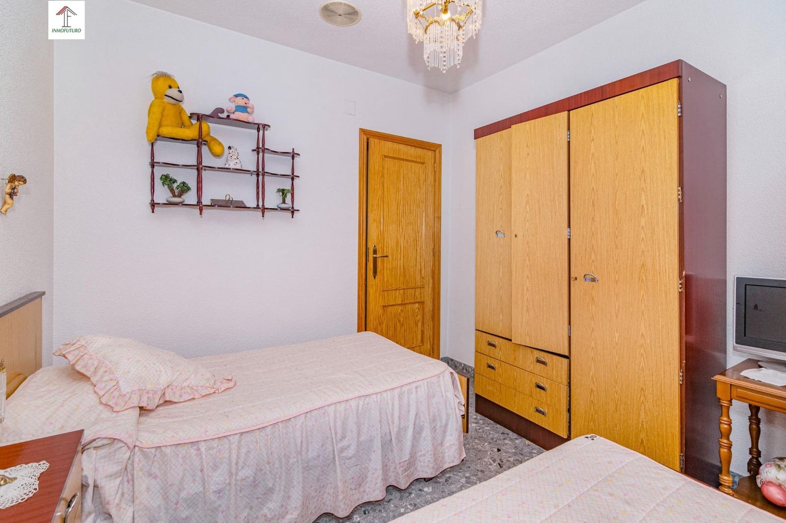 4 bedroom Villa for sale in Peligros with pool - € 395,000 (Ref: 9814514)