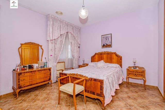 4 soverom Villa til salgs i Peligros med svømmebasseng - € 395 000 (Ref: 9814514)