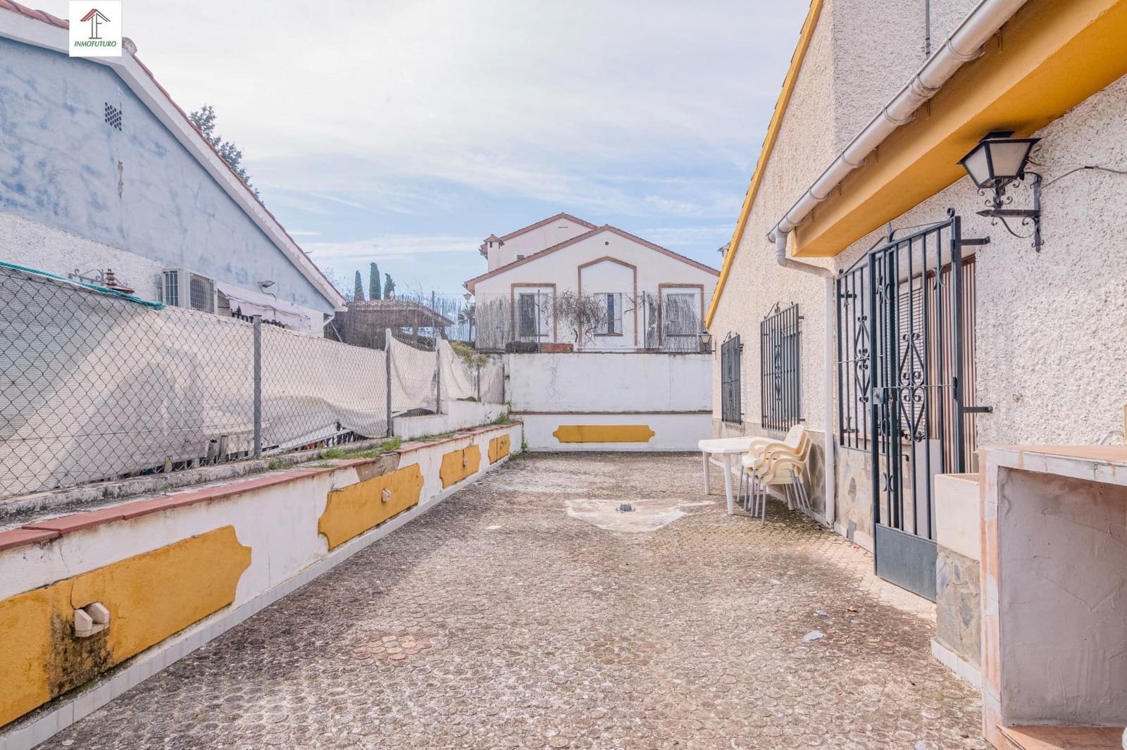 4 bedroom Villa for sale in Peligros with pool - € 395,000 (Ref: 9814514)