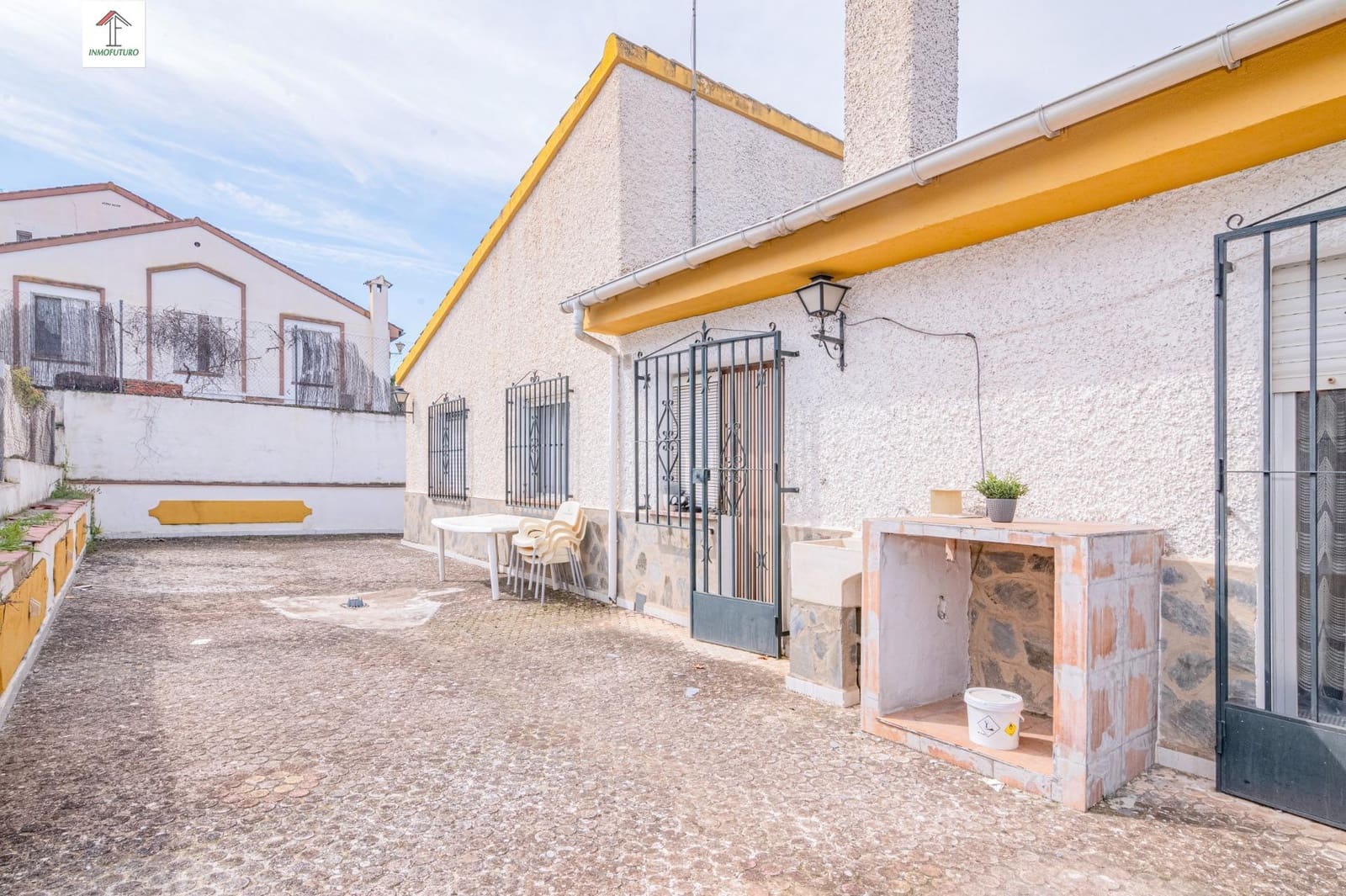 4 bedroom Villa for sale in Peligros with pool - € 395,000 (Ref: 9814514)