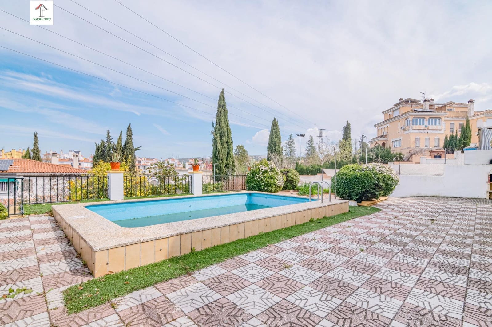 4 bedroom Villa for sale in Peligros with pool - € 395,000 (Ref: 9814514)