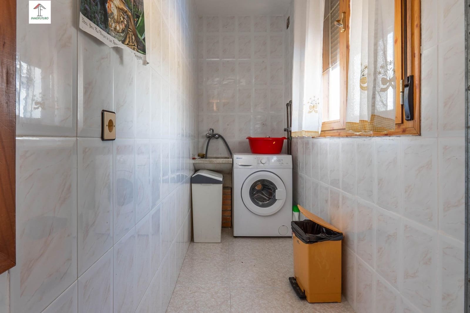 6 bedroom Villa for sale in Otura with pool garage - € 399,000 (Ref: 9814518)