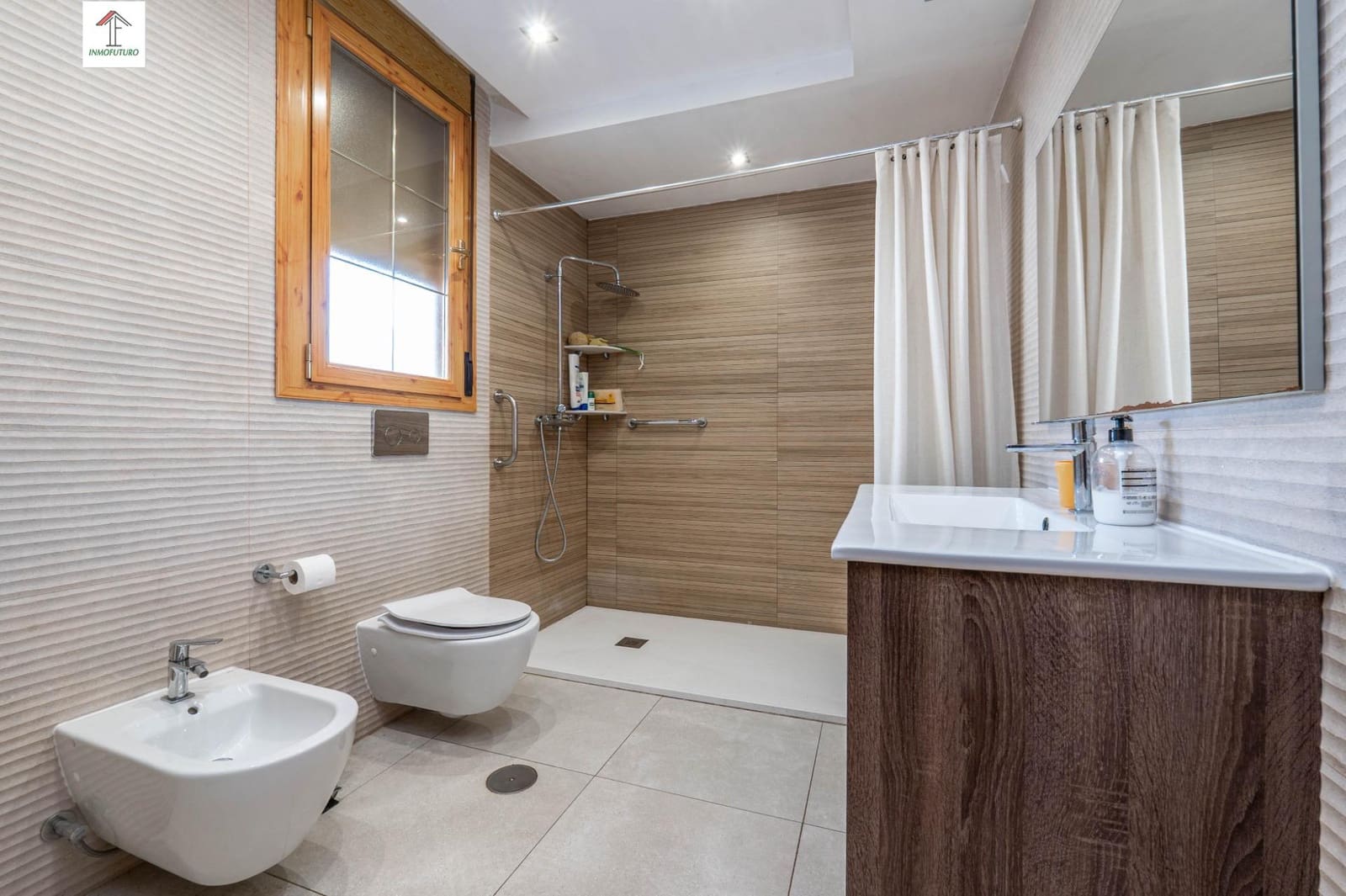 6 bedroom Villa for sale in Otura with pool garage - € 399,000 (Ref: 9814518)