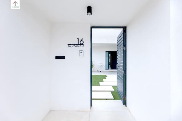 Chalet de 3 habitaciones en La Zubia en venta con piscina garaje - 400.000 € (Ref: 9815818)
