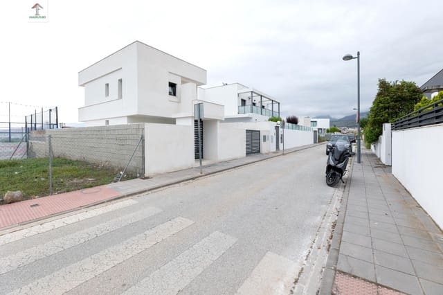 Chalet de 3 habitaciones en La Zubia en venta con piscina garaje - 400.000 € (Ref: 9815818)