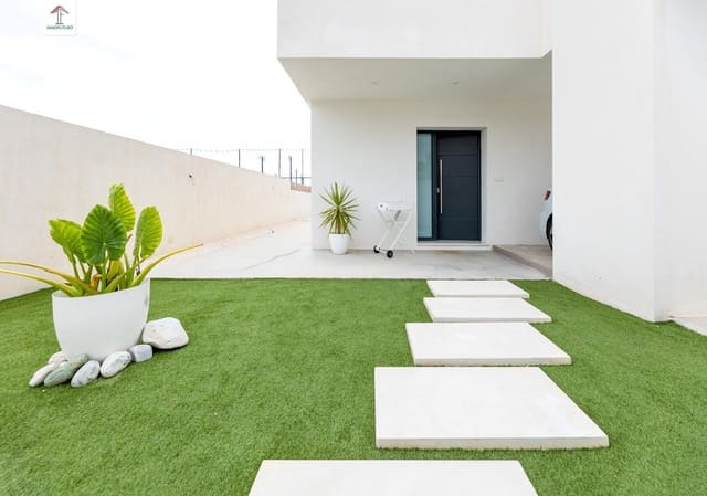 Chalet de 3 habitaciones en La Zubia en venta con piscina garaje - 400.000 € (Ref: 9815818)