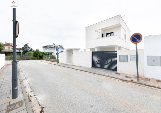 Chalet de 3 habitaciones en La Zubia en venta con piscina garaje - 400.000 € (Ref: 9815818)