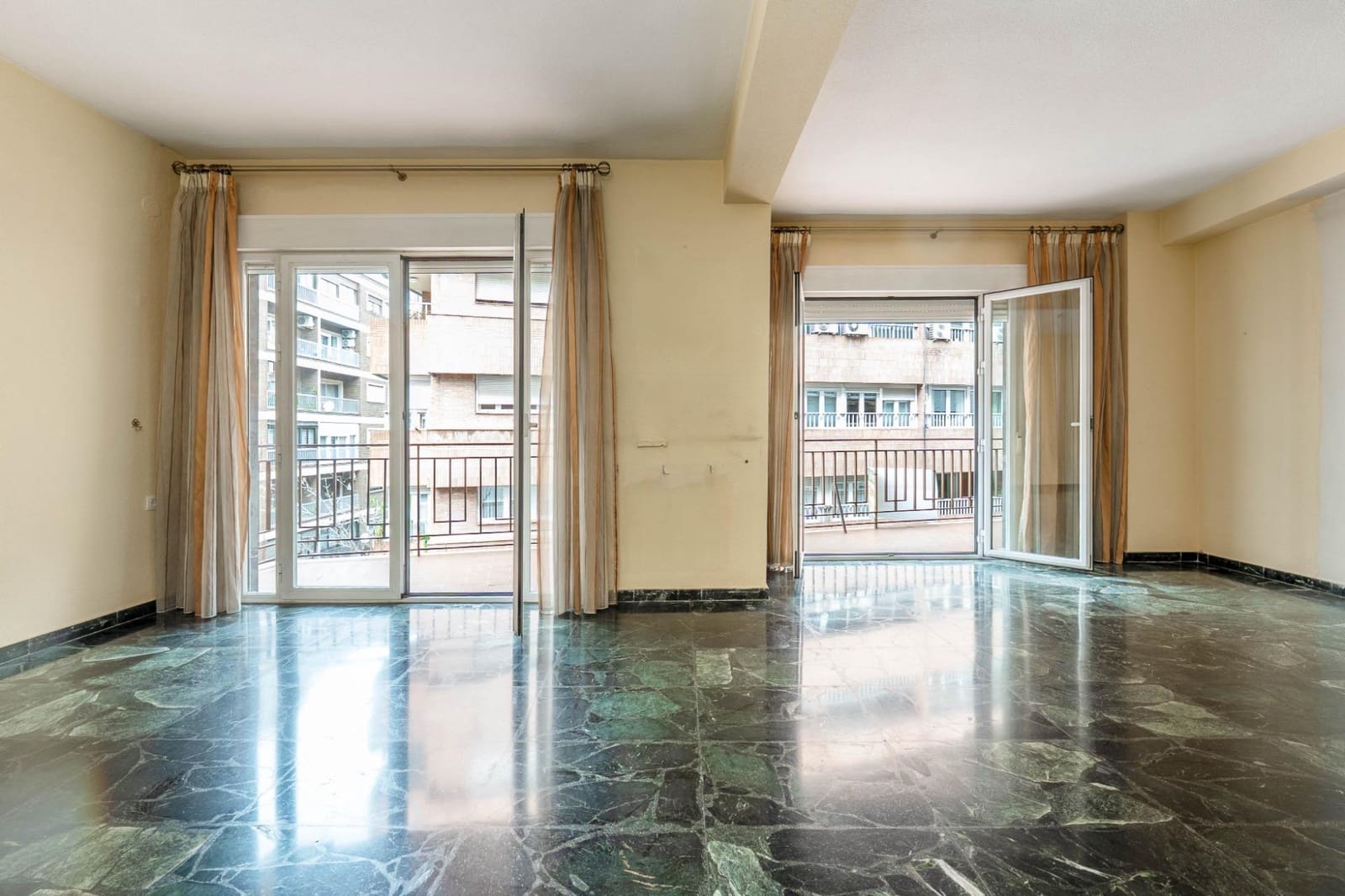 4 soveværelse Lejlighed til salg i Granada by med garage - € 575.000 (Ref: 9818140)