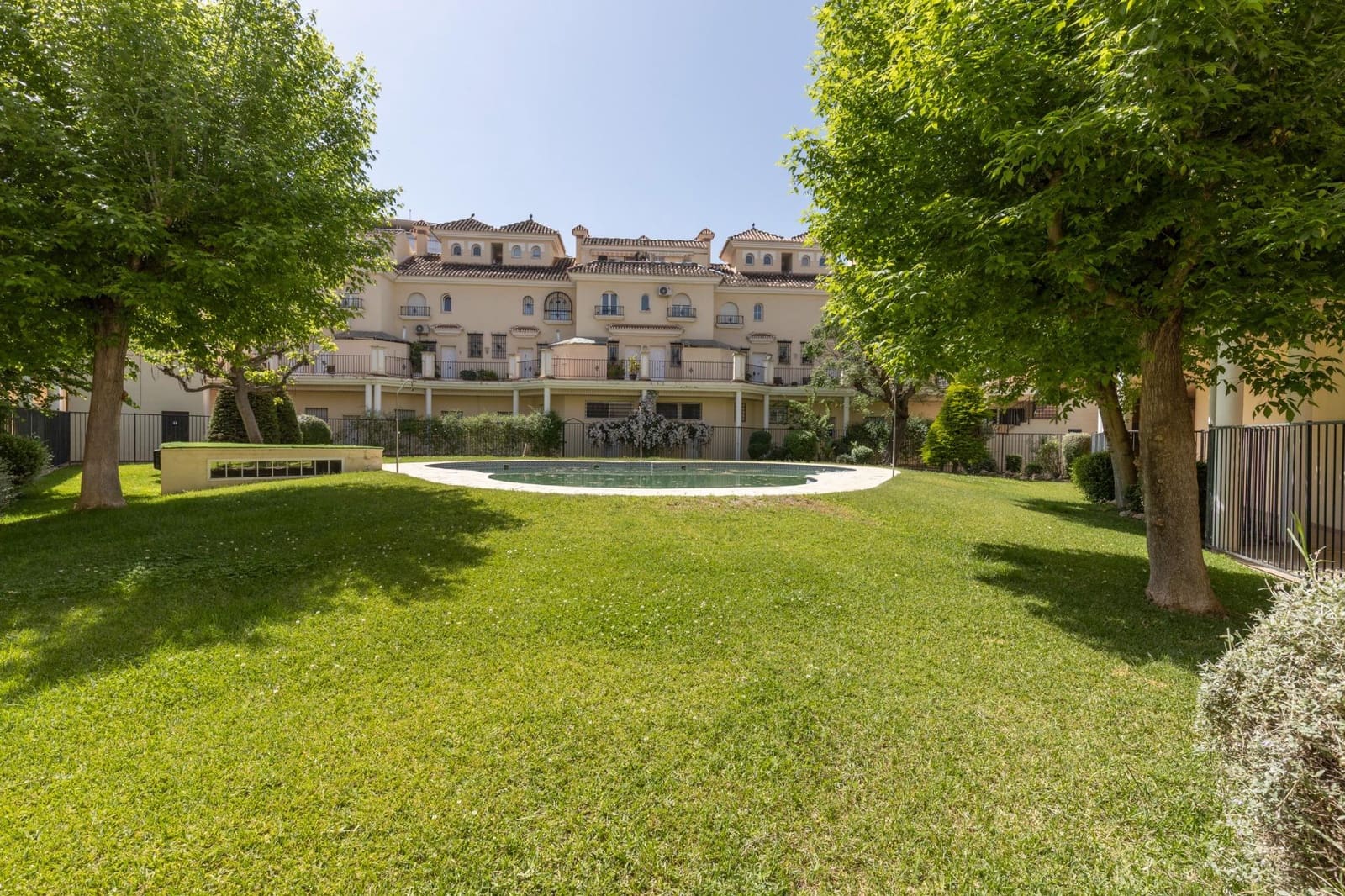 4 bedroom Terraced Villa for sale in Granada city with pool garage - € 435,000 (Ref: 9836625)