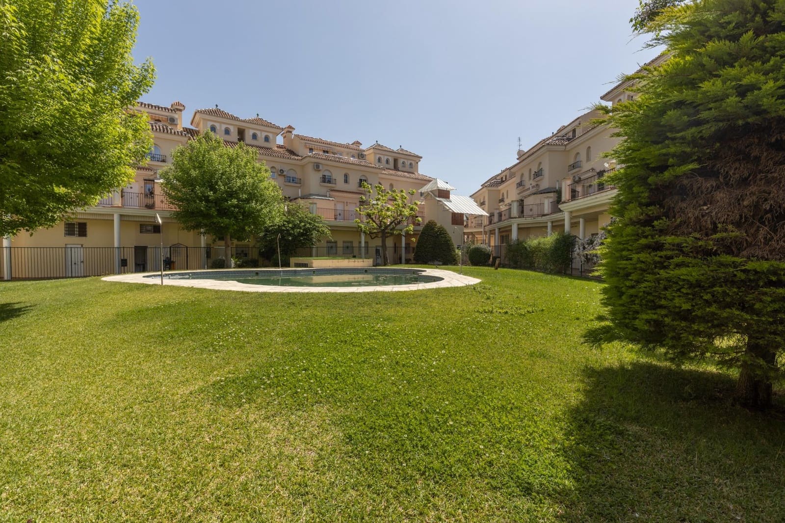 4 bedroom Terraced Villa for sale in Granada city with pool garage - € 435,000 (Ref: 9836625)