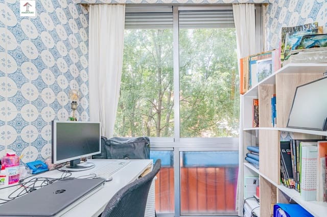 3 soveværelse Lejlighed til salg i Poligono Cartuja - La Paz, Granada by - € 124.500 (Ref: 9866949)