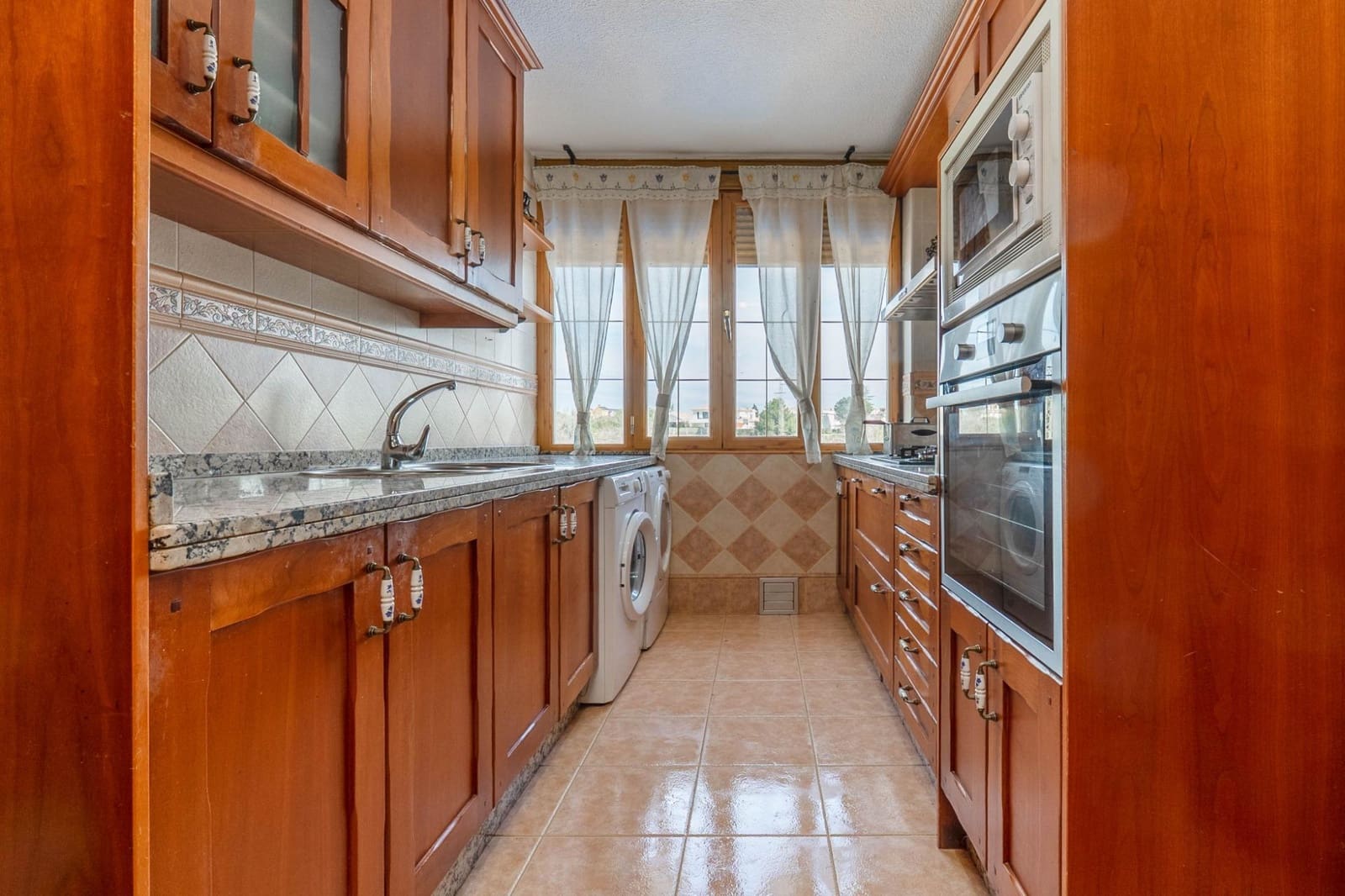 6 soverom Villa til salgs i Otura med svømmebasseng garasje - € 399 000 (Ref: 9868539)