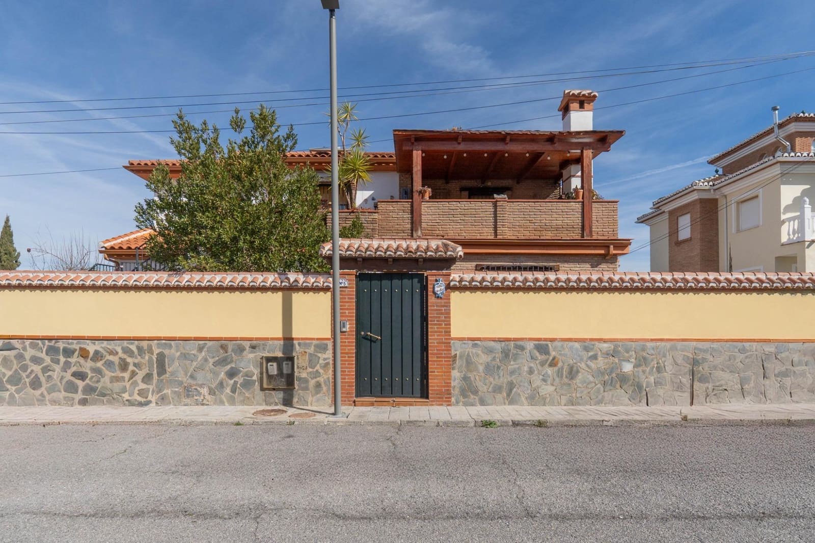 6 soverom Villa til salgs i Otura med svømmebasseng garasje - € 399 000 (Ref: 9868539)