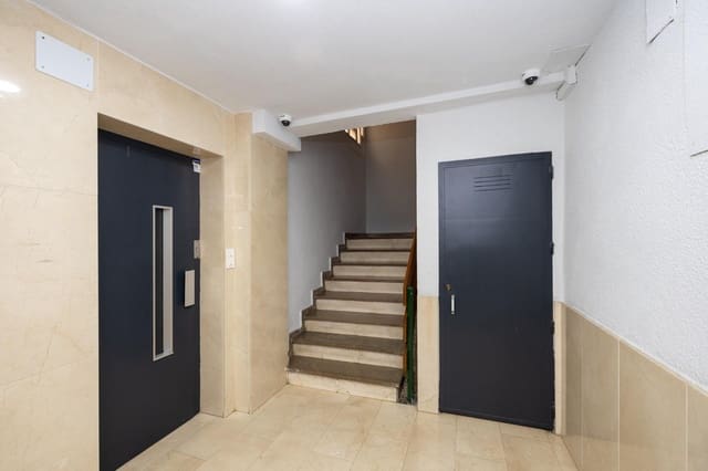 3 bedroom Flat for sale in Camino de Ronda - Rosaleda, Granada city - € 229,000 (Ref: 9892277)