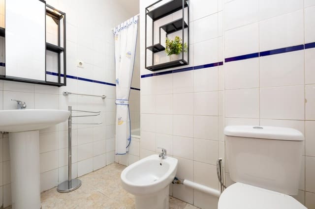 3 bedroom Flat for sale in Camino de Ronda - Rosaleda, Granada city - € 229,000 (Ref: 9892277)