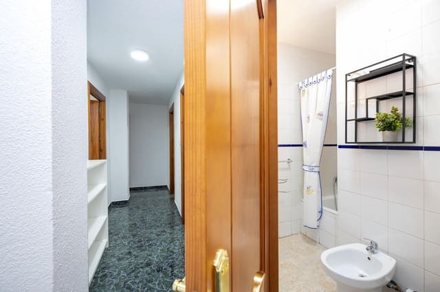 3 bedroom Flat for sale in Camino de Ronda - Rosaleda, Granada city - € 229,000 (Ref: 9892277)