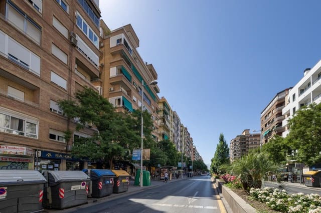 3 bedroom Flat for sale in Camino de Ronda - Rosaleda, Granada city - € 229,000 (Ref: 9892277)