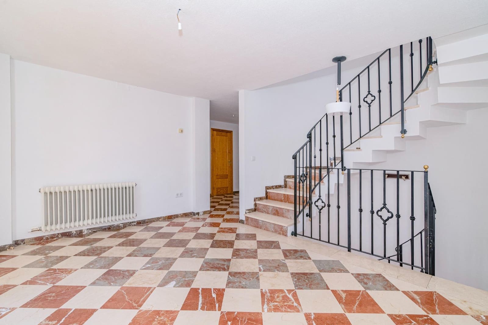 4 chambre Maison de Ville à vendre à Gojar avec garage - 259 500 € (Ref: 9892279)