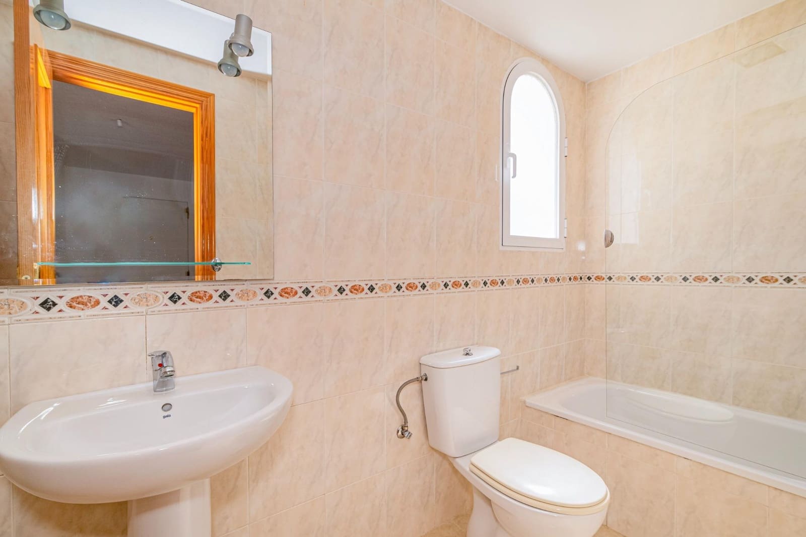4 chambre Maison de Ville à vendre à Gojar avec garage - 259 500 € (Ref: 9892279)