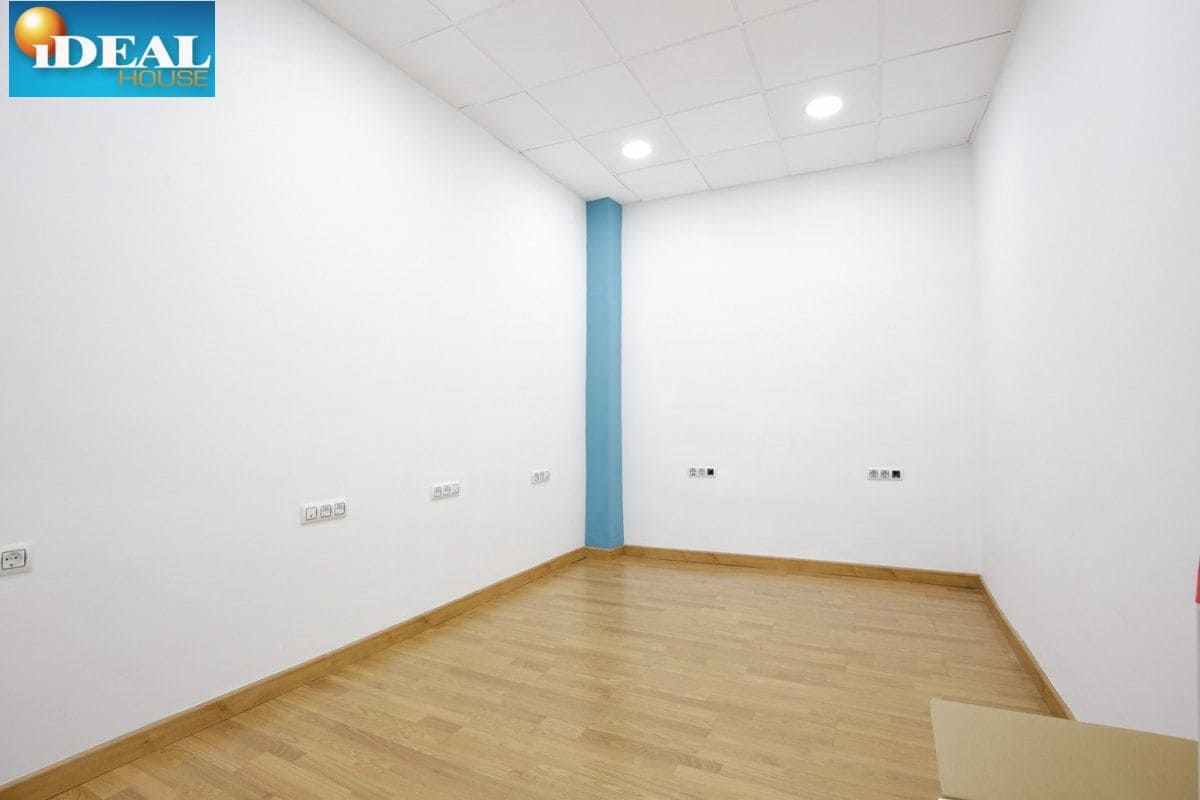Kommersiell til salgs i Granada by - € 200 000 (Ref: 9433653)