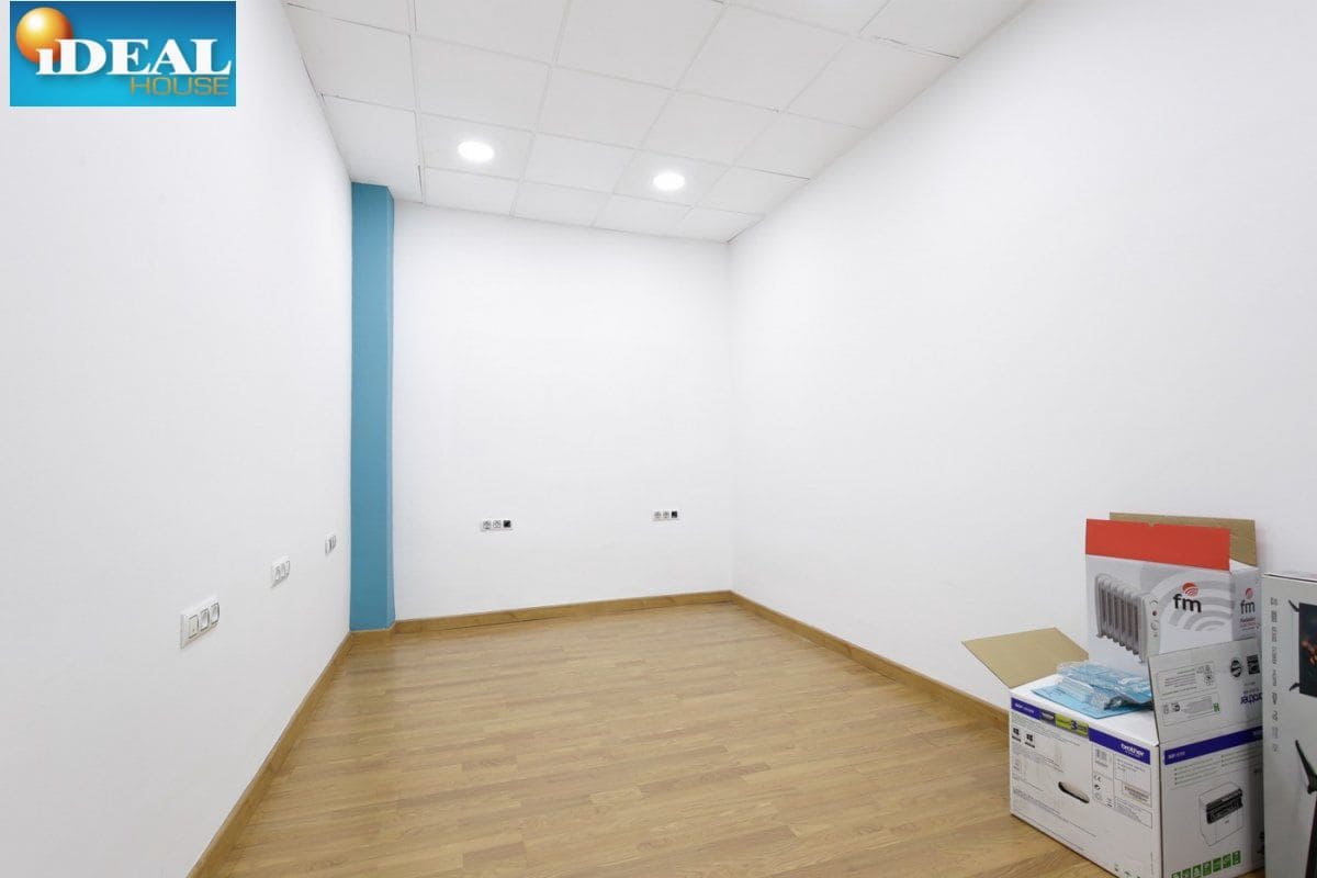 Kommersiell til salgs i Granada by - € 200 000 (Ref: 9433653)
