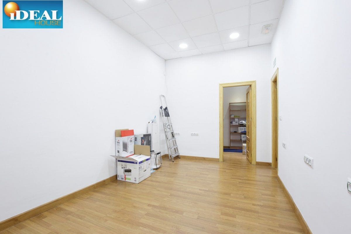 Kommersiell til salgs i Granada by - € 200 000 (Ref: 9433653)