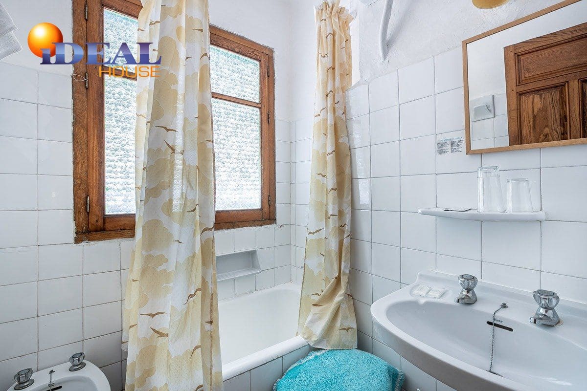 19 bedroom Hotel for sale in Lanjaron with garage - € 380,000 (Ref: 9433664)