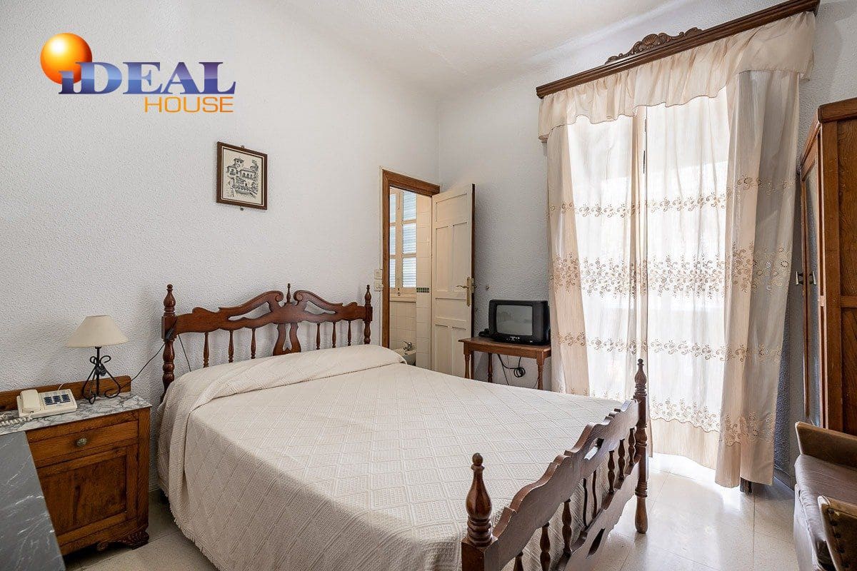 19 bedroom Hotel for sale in Lanjaron with garage - € 380,000 (Ref: 9433664)