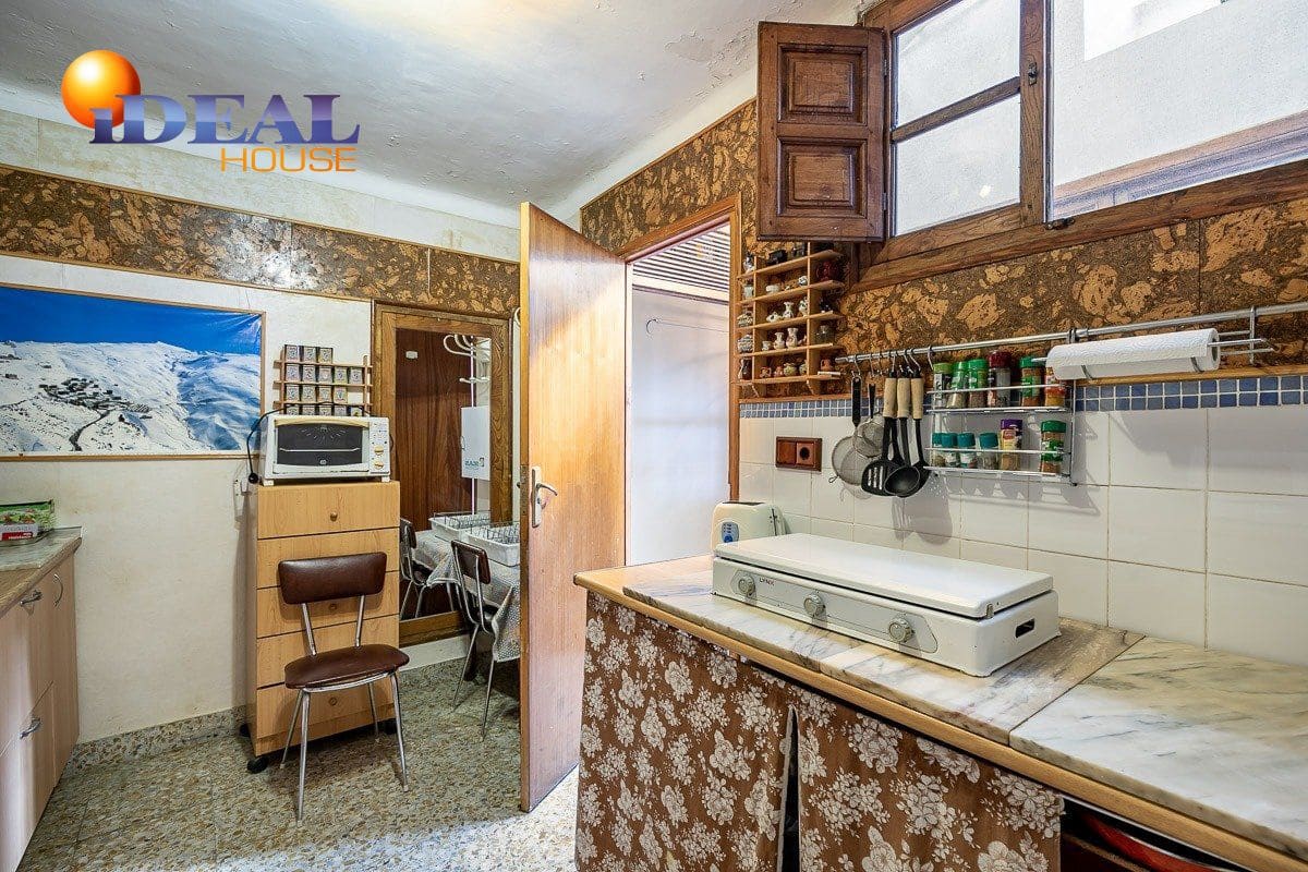 19 bedroom Hotel for sale in Lanjaron with garage - € 380,000 (Ref: 9433664)