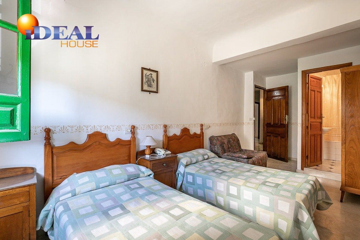 19 bedroom Hotel for sale in Lanjaron with garage - € 380,000 (Ref: 9433664)