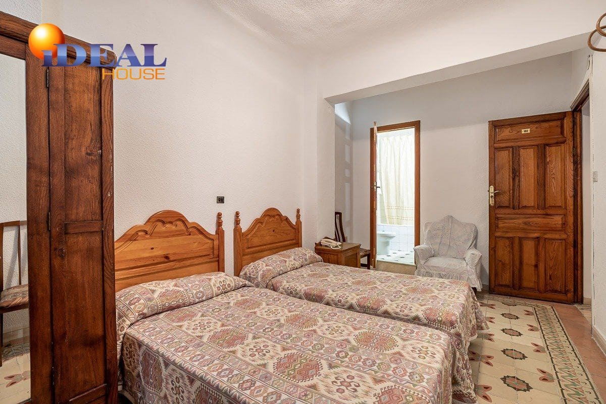 19 bedroom Hotel for sale in Lanjaron with garage - € 380,000 (Ref: 9433664)