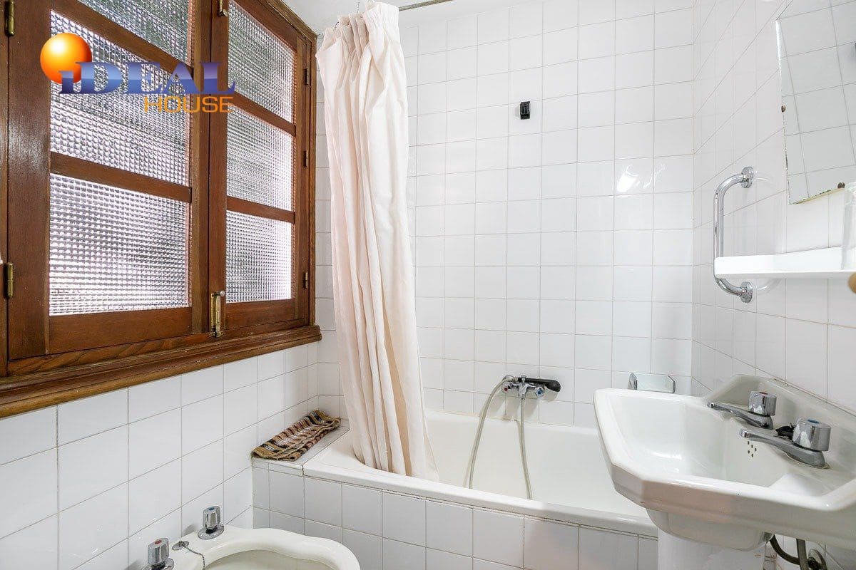 19 bedroom Hotel for sale in Lanjaron with garage - € 380,000 (Ref: 9433664)