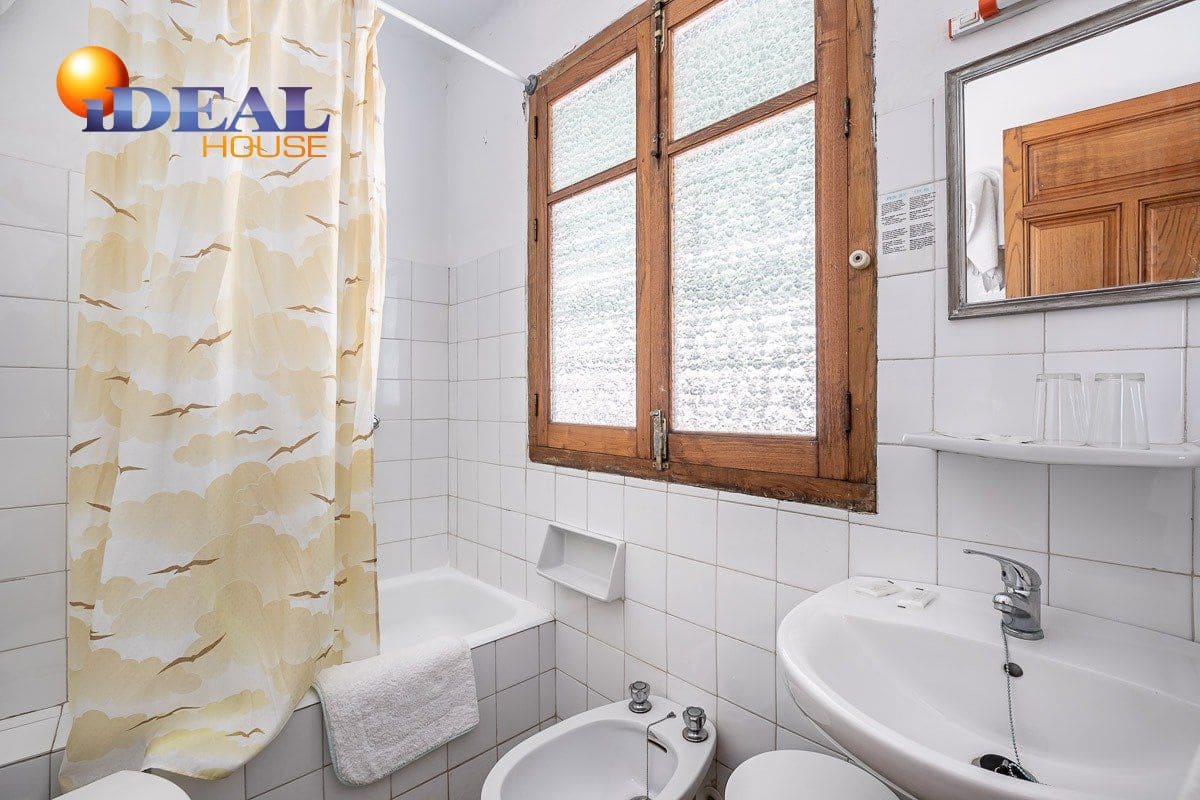 19 bedroom Hotel for sale in Lanjaron with garage - € 380,000 (Ref: 9433664)