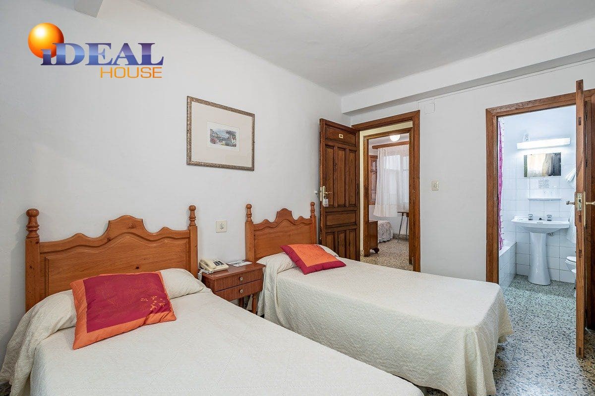 19 bedroom Hotel for sale in Lanjaron with garage - € 380,000 (Ref: 9433664)