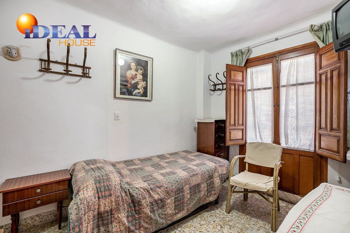 19 bedroom Hotel for sale in Lanjaron with garage - € 380,000 (Ref: 9433664)