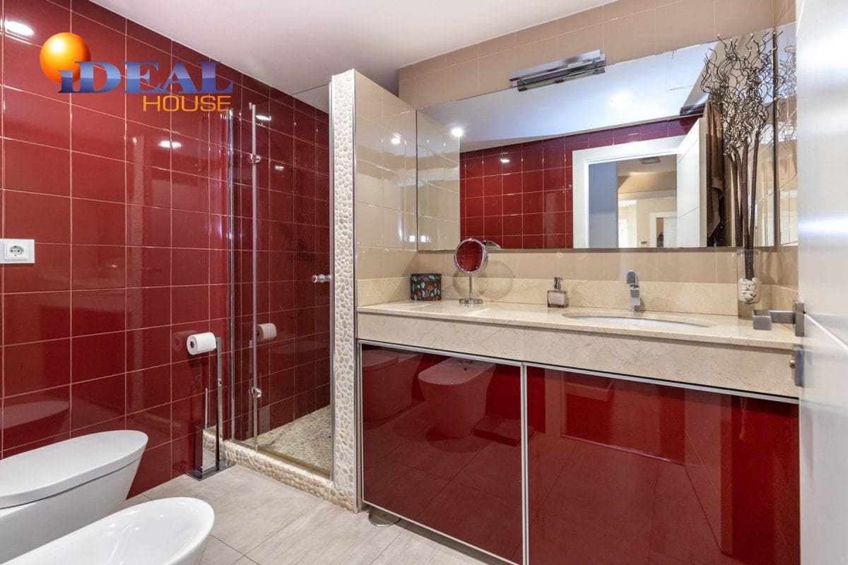 Casa de 3 habitaciones en Granada ciudad en venta - 770.000 € (Ref: 9433665)