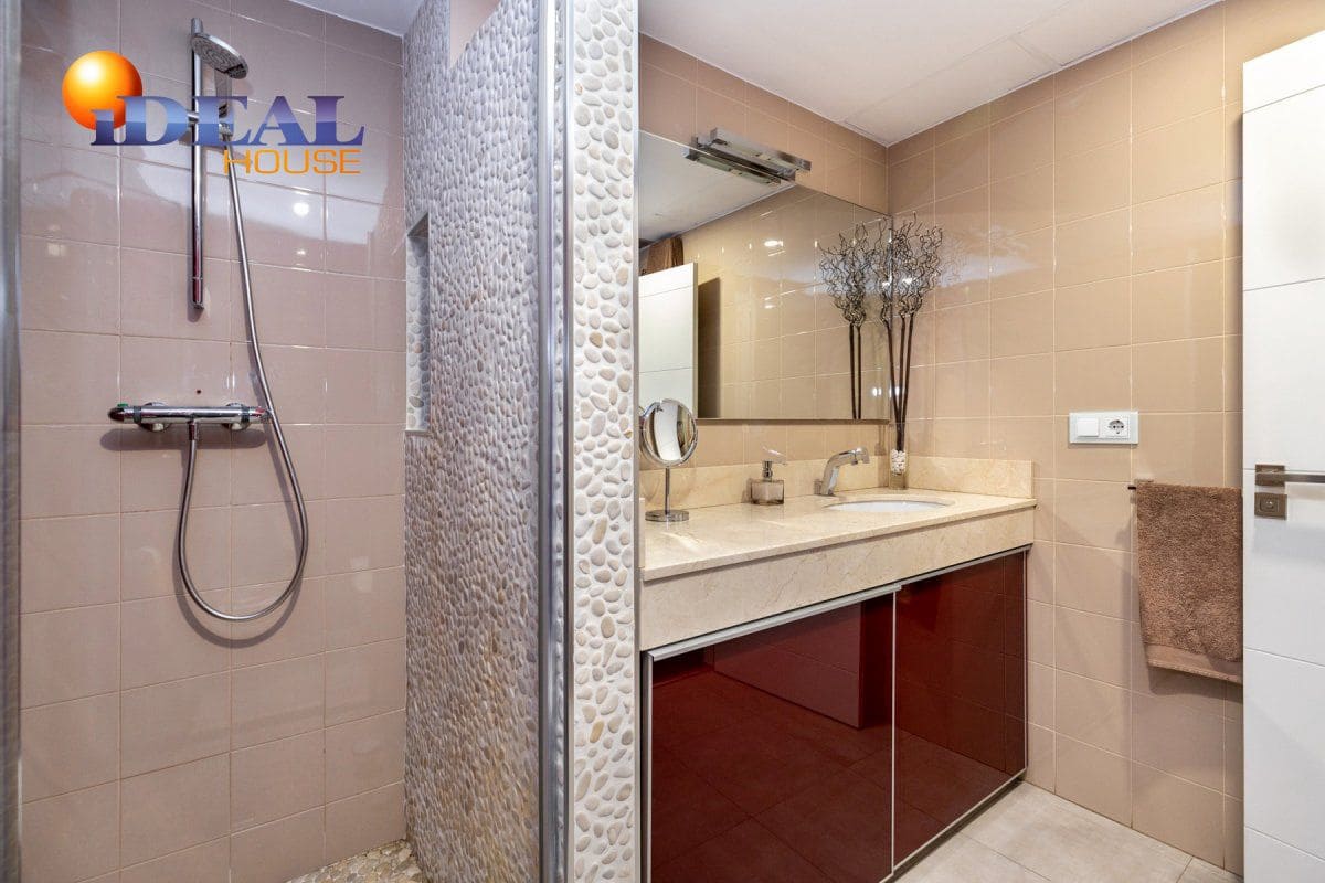 Casa de 3 habitaciones en Granada ciudad en venta - 770.000 € (Ref: 9433665)