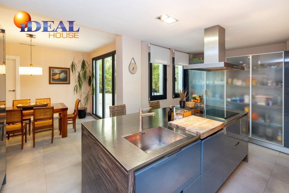 Casa de 3 habitaciones en Granada ciudad en venta - 770.000 € (Ref: 9433665)