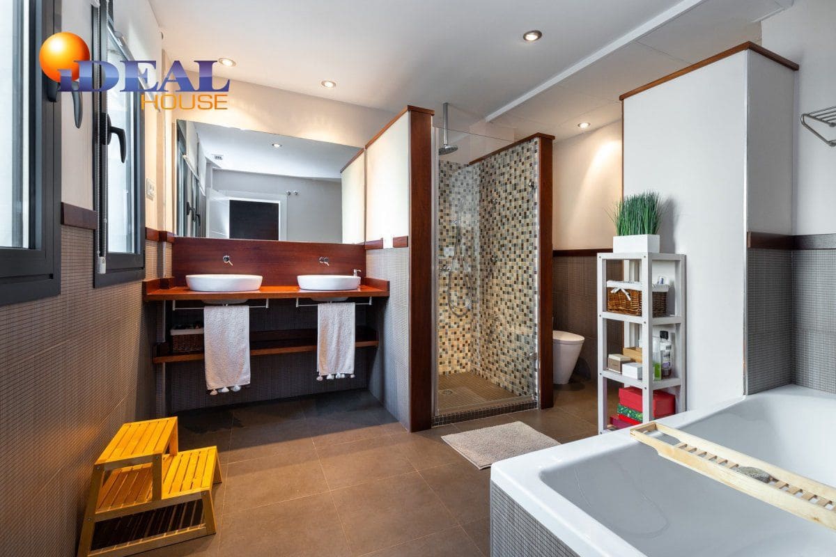 Casa de 3 habitaciones en Granada ciudad en venta - 770.000 € (Ref: 9433665)