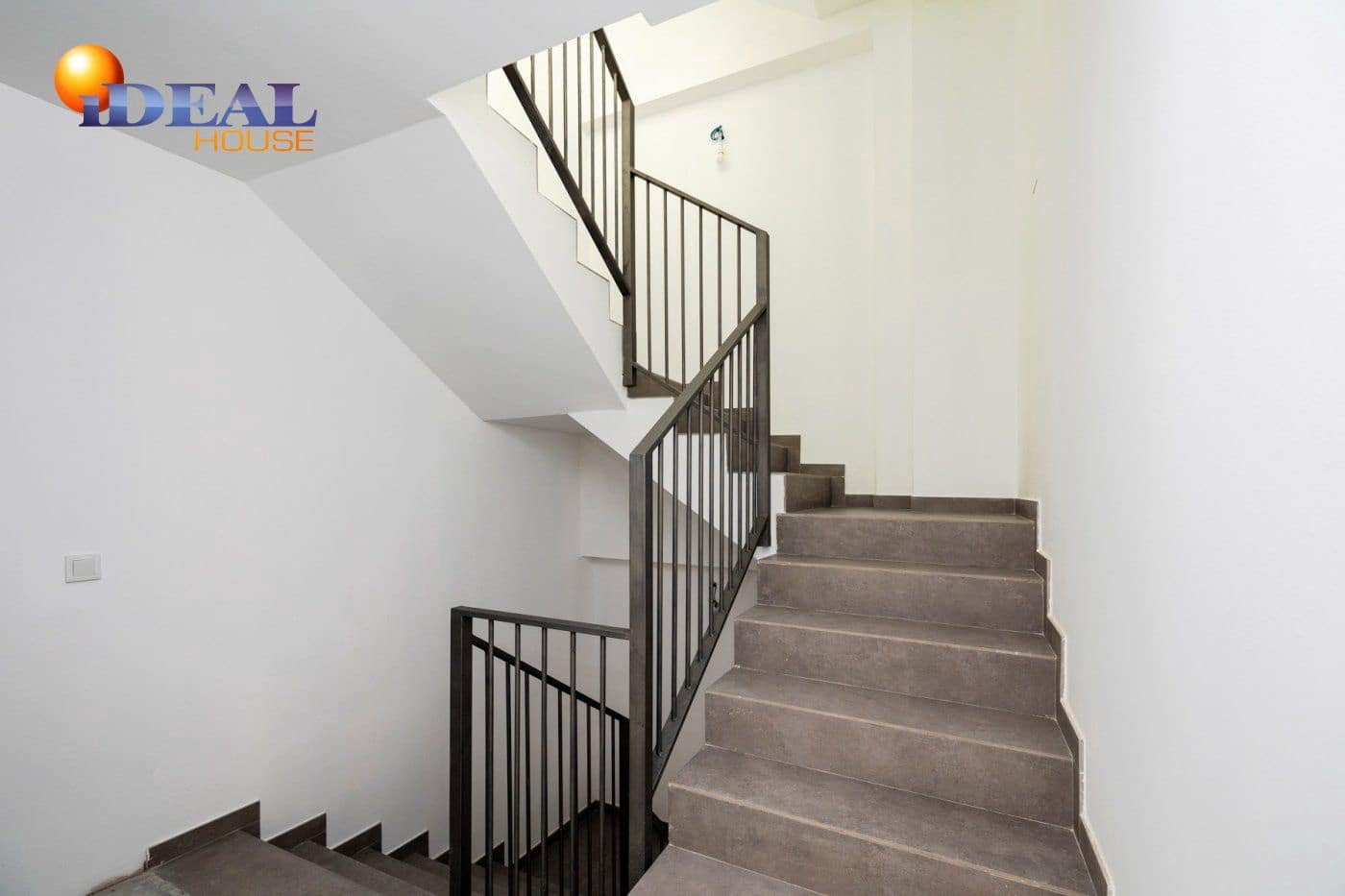 Commercial for sale in Granada city - € 1,200,000 (Ref: 9433675)