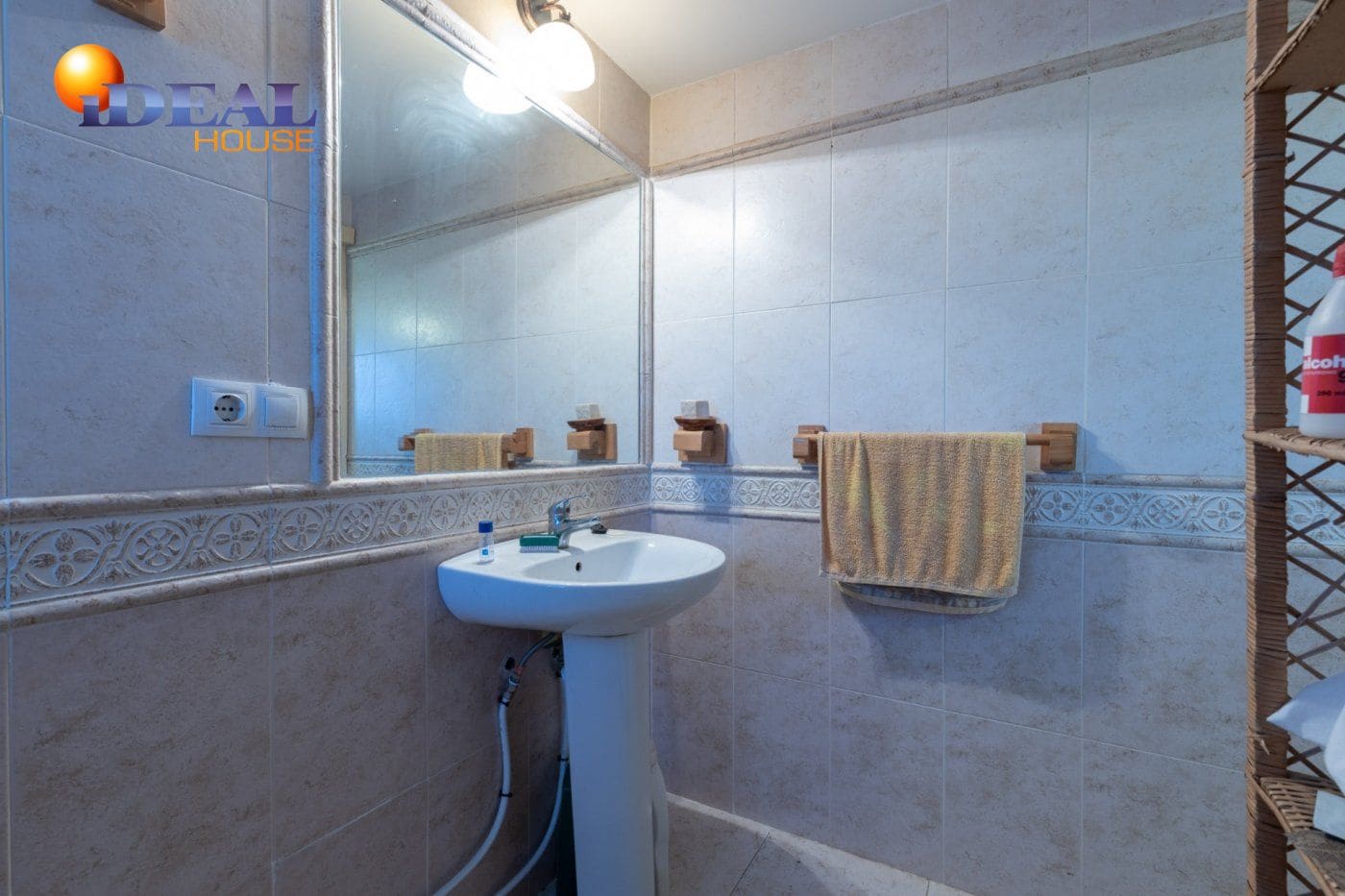 2 bedroom Finca/Country House for sale in Cogollos Vega with pool - € 139,900 (Ref: 9433682)