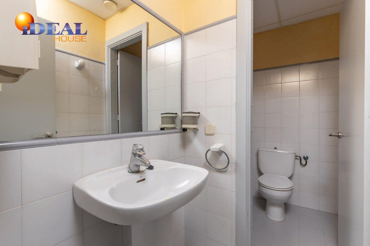 Commercial for sale in Montefrio - € 159,900 (Ref: 9433689)