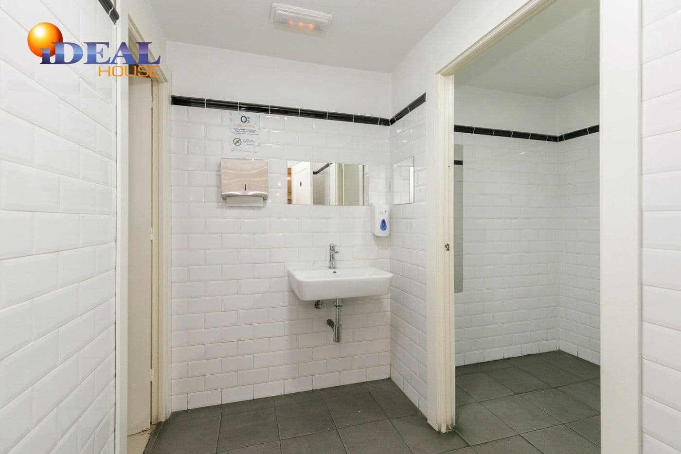 Erhverv til salg i Granada by - € 360.000 (Ref: 9433700)