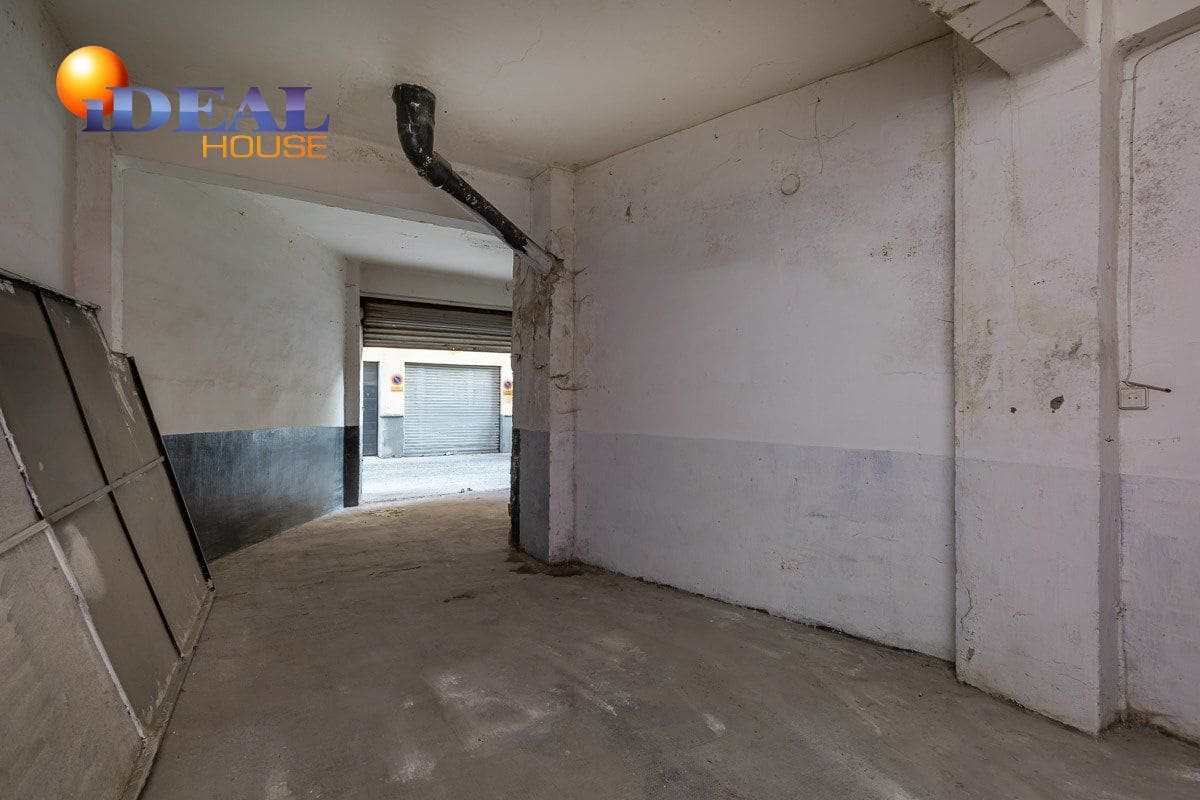 Commercieel te koop in Granada stad - € 135.000 (Ref: 9433704)