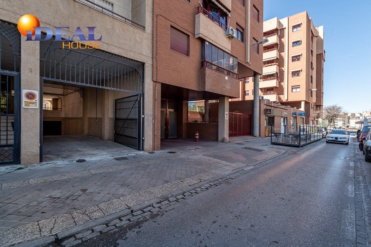 Garage for sale in Granada city - € 12,000 (Ref: 9433705)