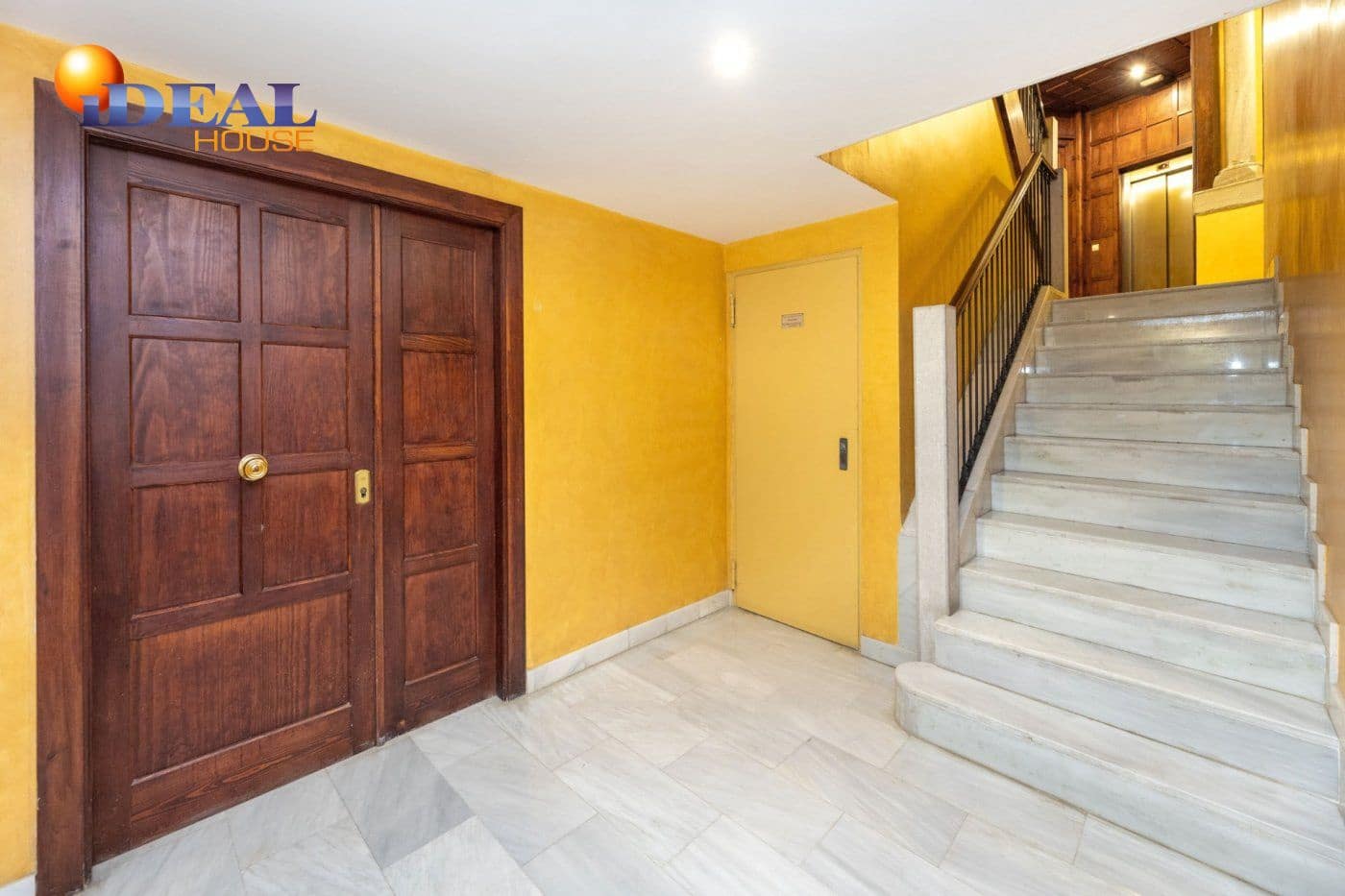 Commercial for sale in Granada city - € 100,000 (Ref: 9433730)