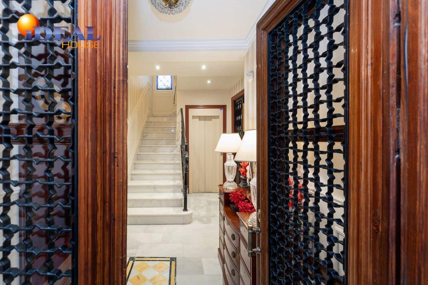 4 sypialnia Dom na sprzedaż w Miasto Grenada z garażem - 1 180 000 € (Ref: 9433739)