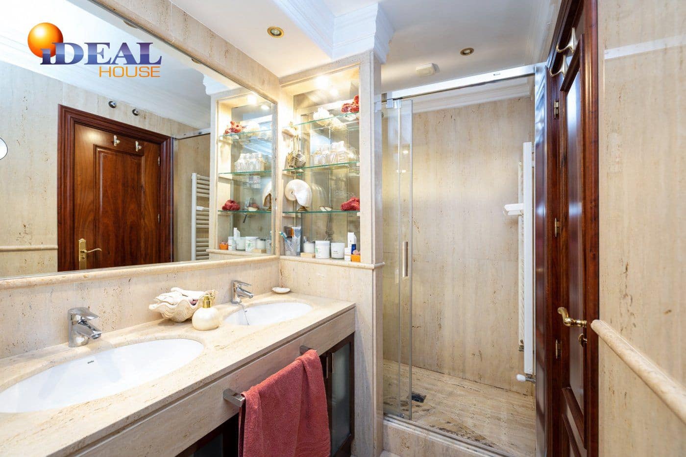 4 sypialnia Dom na sprzedaż w Miasto Grenada z garażem - 1 180 000 € (Ref: 9433739)