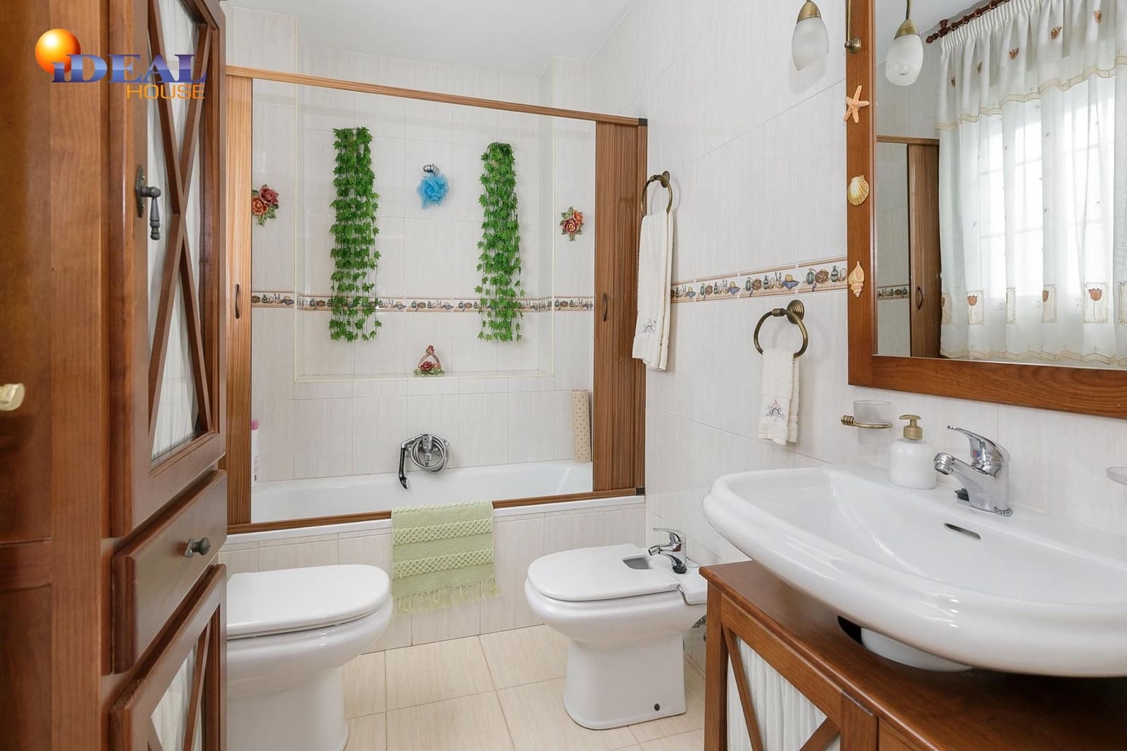 Casa de 6 habitaciones en Granada ciudad en venta con garaje - 340.000 € (Ref: 9433747)